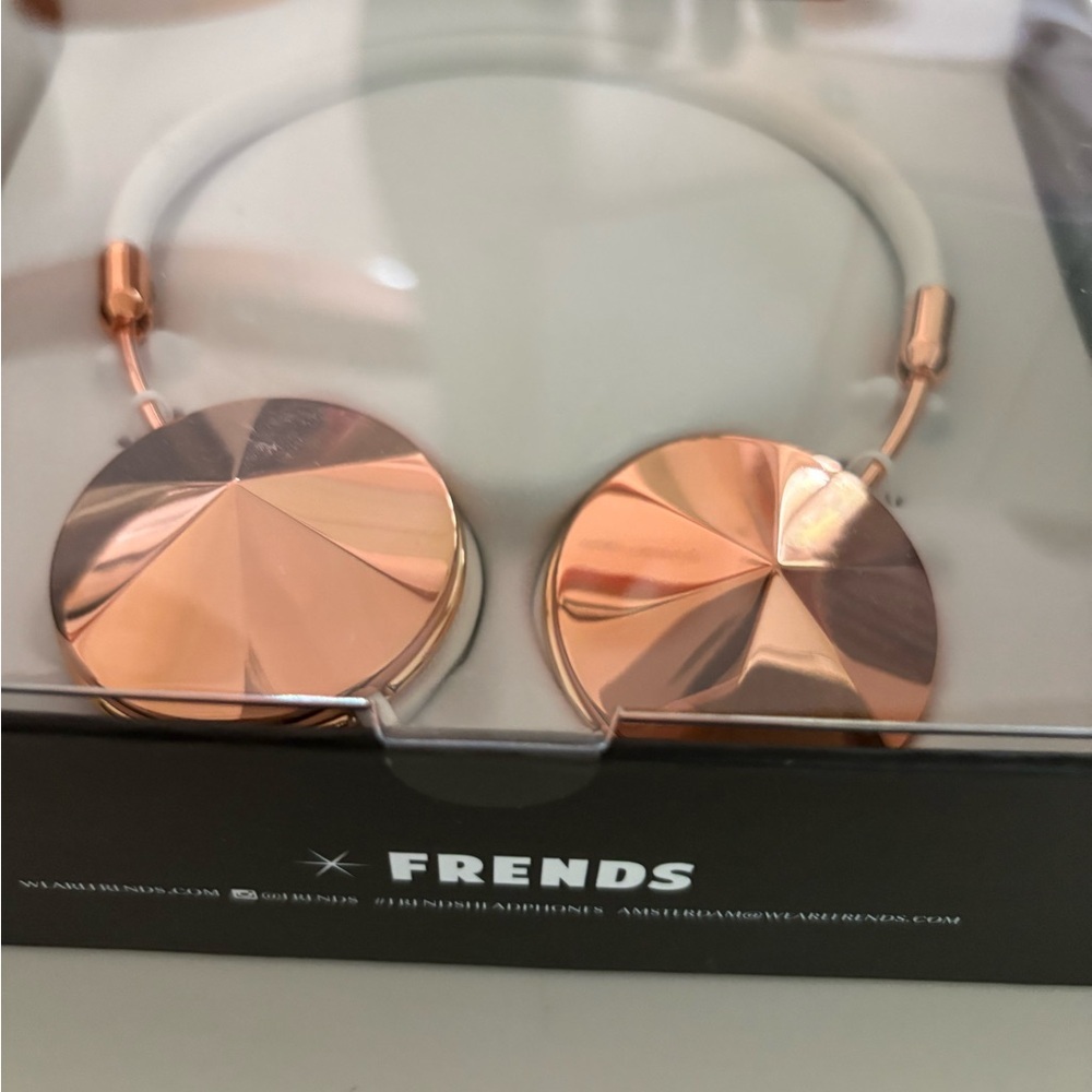 NWT FRENDS Taylor Wireless Headphones - Picture 8 of 9